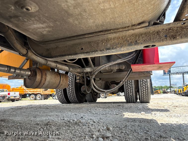 image for item FC1817 2007 International 7400 bucket truck