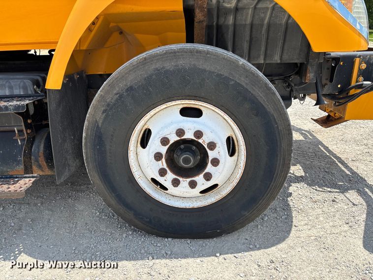 image for item FC1817 2007 International 7400 bucket truck