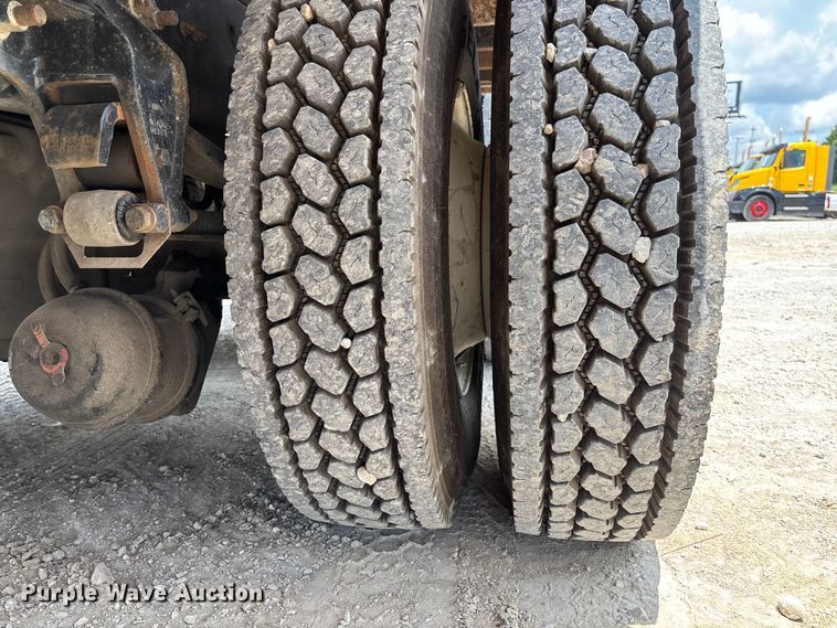 image for item FC1817 2007 International 7400 bucket truck