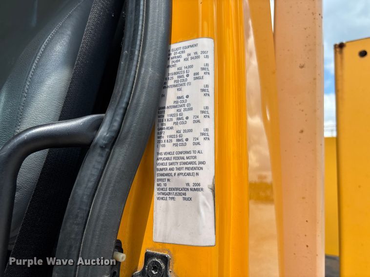 image for item FC1817 2007 International 7400 bucket truck