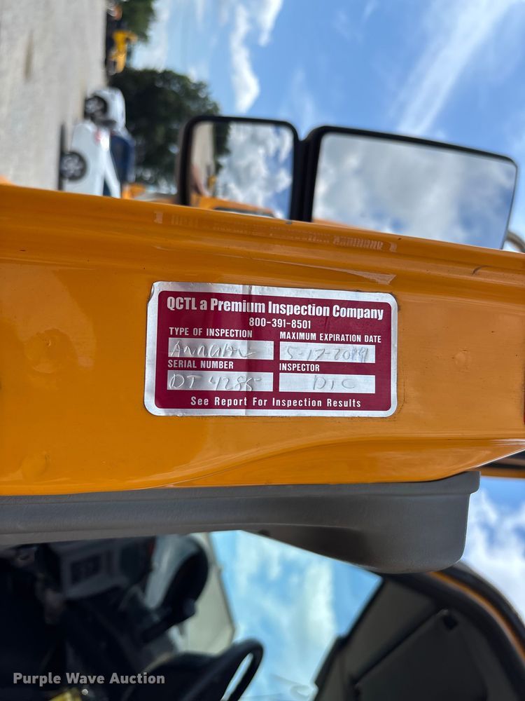 image for item FC1817 2007 International 7400 bucket truck