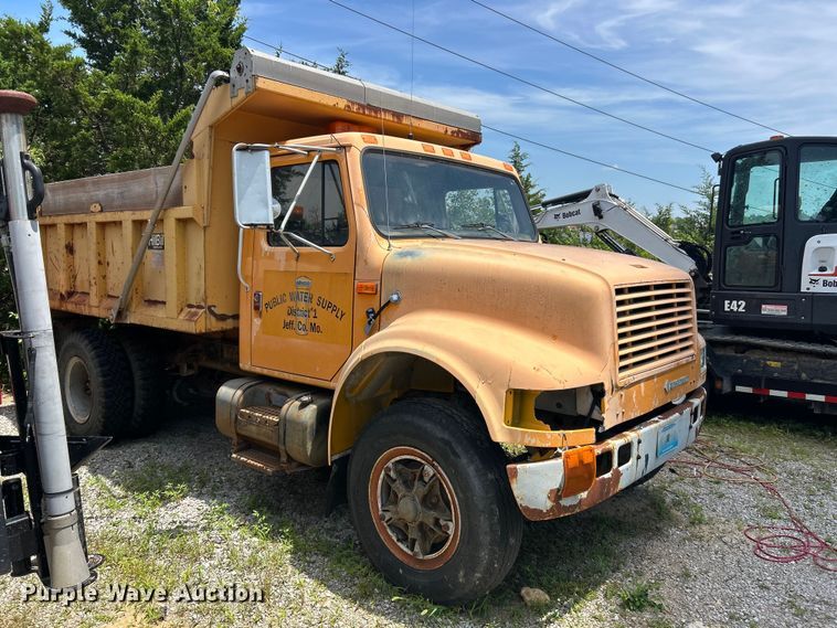 image for item FC2836 1993 International 4900 dump truck