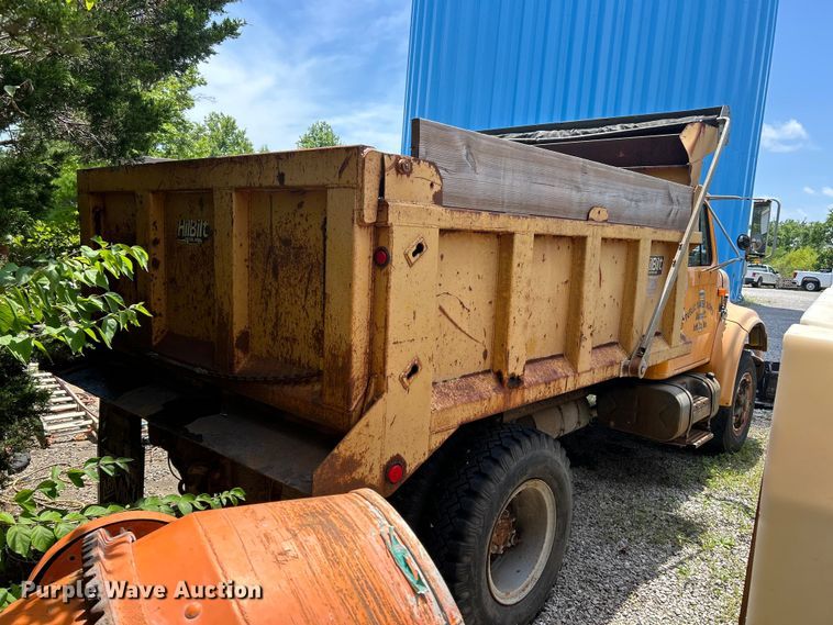 image for item FC2836 1993 International 4900 dump truck
