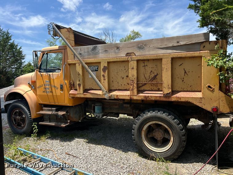 image for item FC2836 1993 International 4900 dump truck