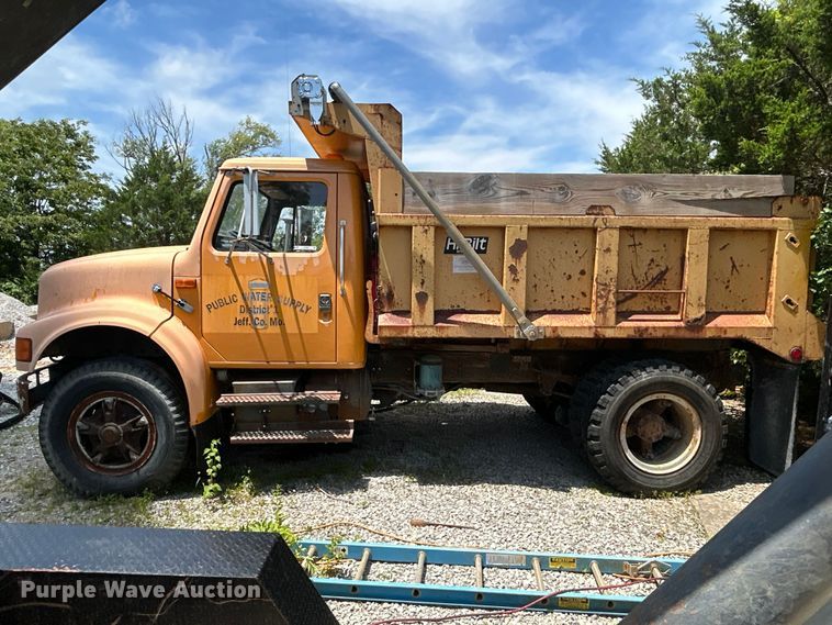 image for item FC2836 1993 International 4900 dump truck