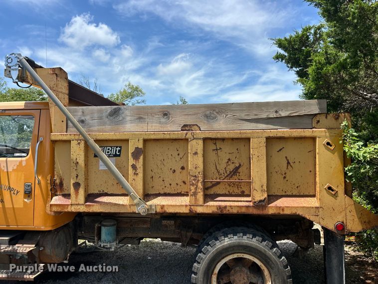 image for item FC2836 1993 International 4900 dump truck
