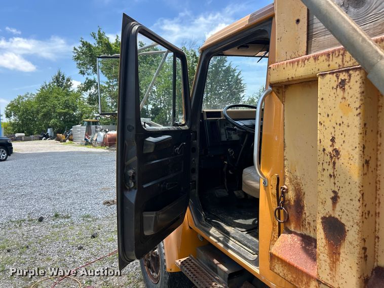 image for item FC2836 1993 International 4900 dump truck