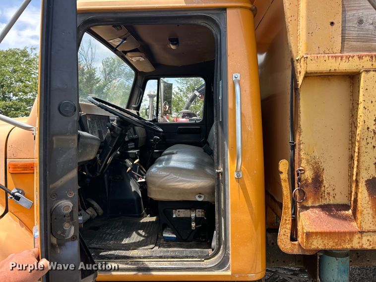 image for item FC2836 1993 International 4900 dump truck
