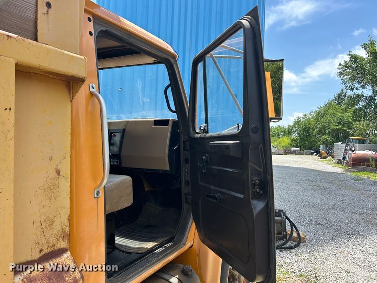 image for item FC2836 1993 International 4900 dump truck
