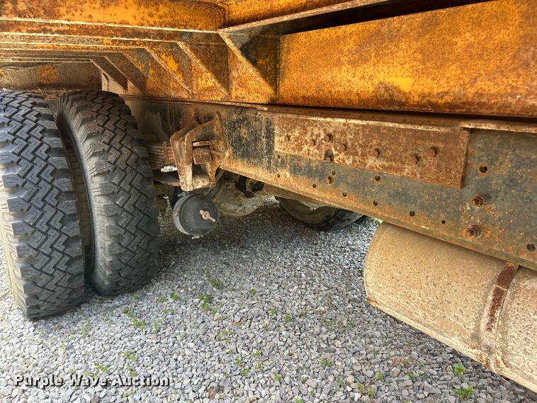 image for item FC2836 1993 International 4900 dump truck