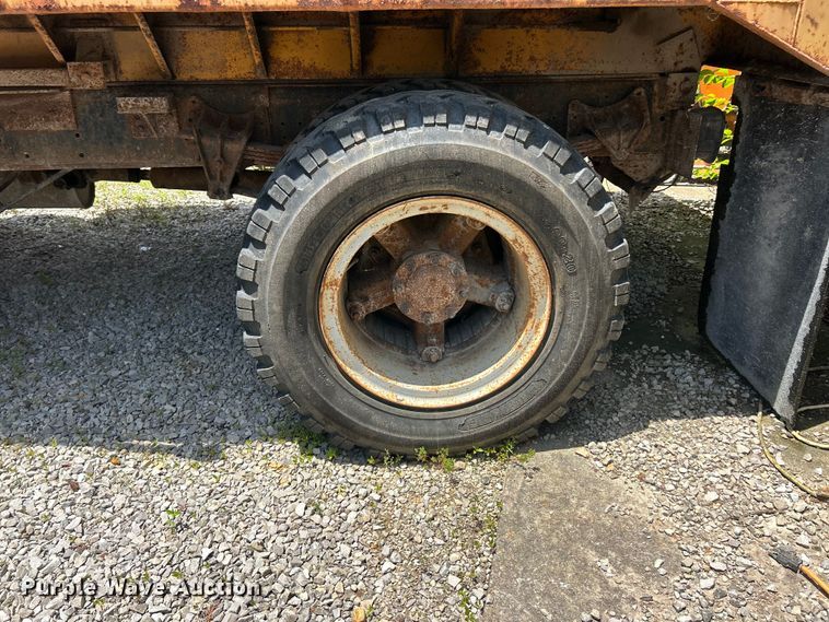 image for item FC2836 1993 International 4900 dump truck