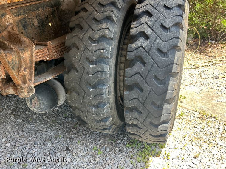 image for item FC2836 1993 International 4900 dump truck