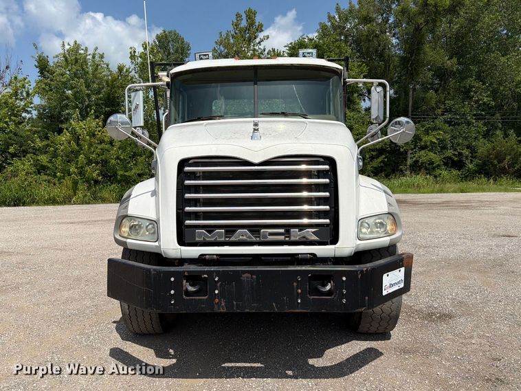 image for item FC3233 2013 Mack GU813 roll-off container truck