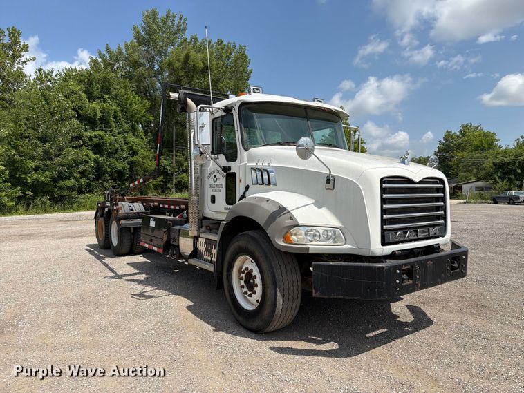 image for item FC3233 2013 Mack GU813 roll-off container truck
