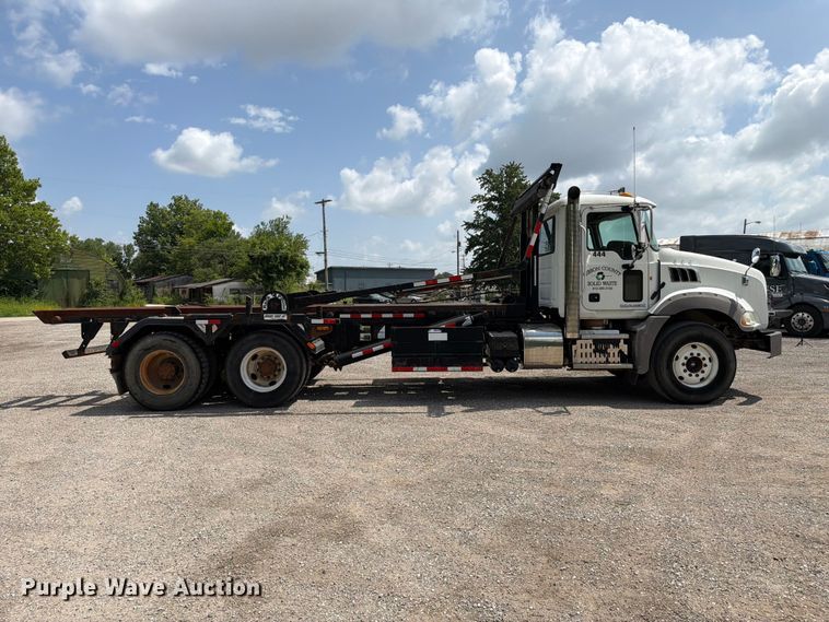 image for item FC3233 2013 Mack GU813 roll-off container truck
