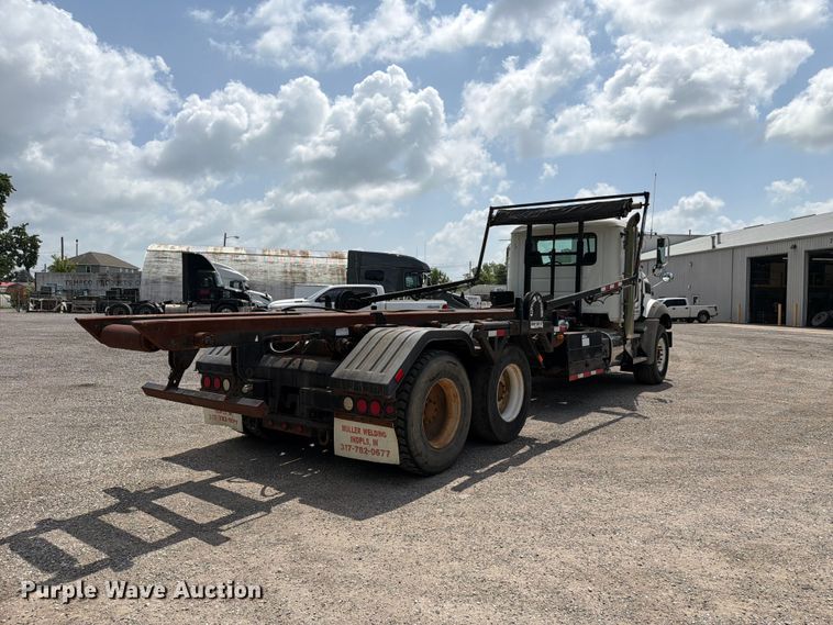 image for item FC3233 2013 Mack GU813 roll-off container truck