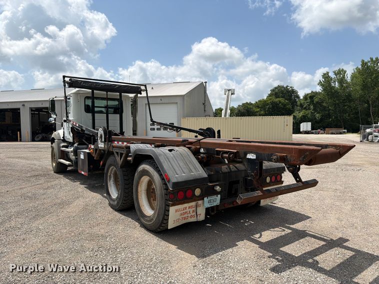 image for item FC3233 2013 Mack GU813 roll-off container truck