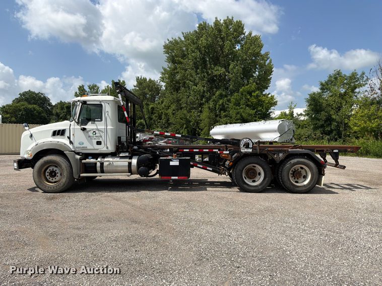 image for item FC3233 2013 Mack GU813 roll-off container truck