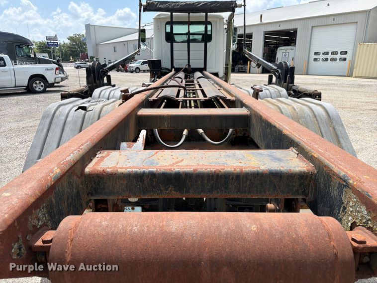 image for item FC3233 2013 Mack GU813 roll-off container truck
