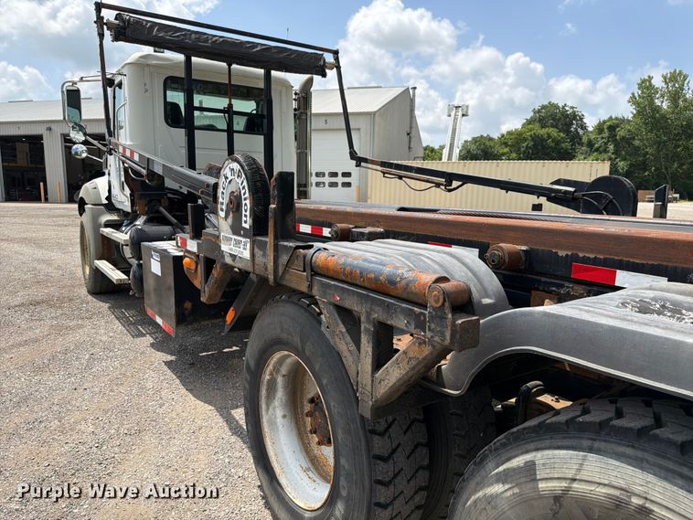 image for item FC3233 2013 Mack GU813 roll-off container truck