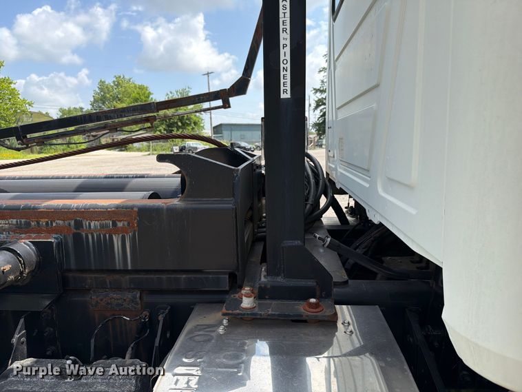 image for item FC3233 2013 Mack GU813 roll-off container truck