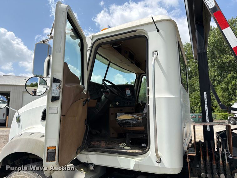 image for item FC3233 2013 Mack GU813 roll-off container truck