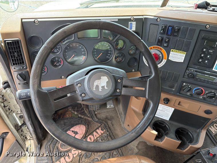image for item FC3233 2013 Mack GU813 roll-off container truck