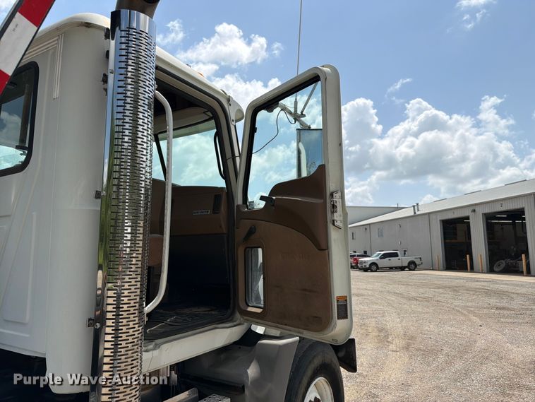 image for item FC3233 2013 Mack GU813 roll-off container truck