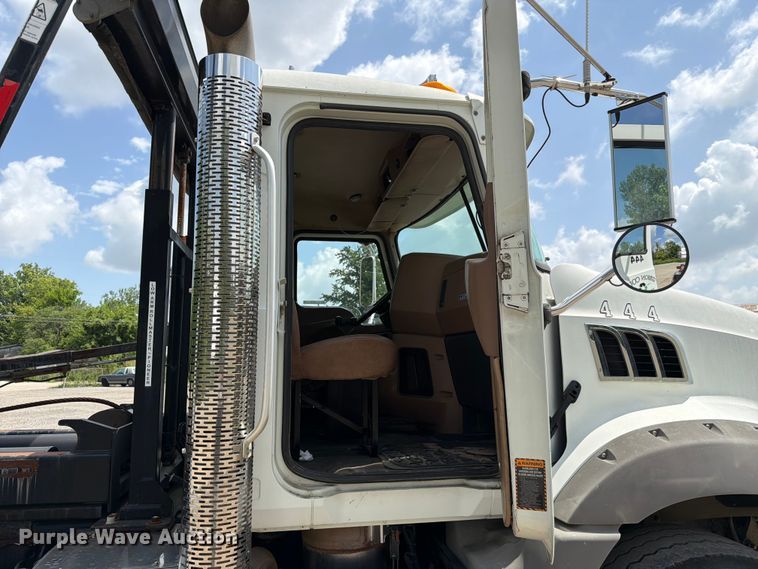 image for item FC3233 2013 Mack GU813 roll-off container truck