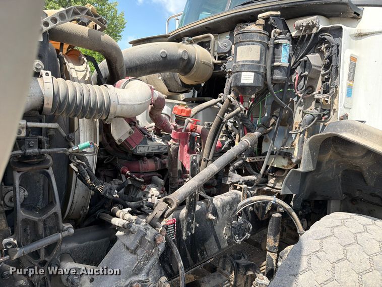 image for item FC3233 2013 Mack GU813 roll-off container truck