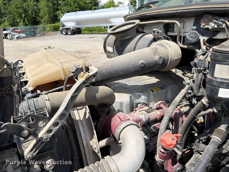 image for item FC3233 2013 Mack GU813 roll-off container truck
