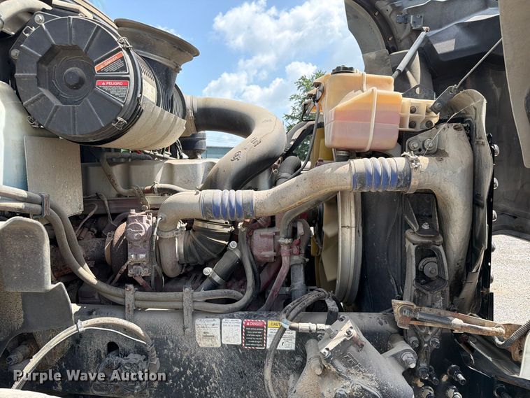 image for item FC3233 2013 Mack GU813 roll-off container truck