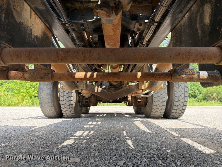 image for item FC3233 2013 Mack GU813 roll-off container truck