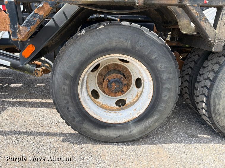 image for item FC3233 2013 Mack GU813 roll-off container truck