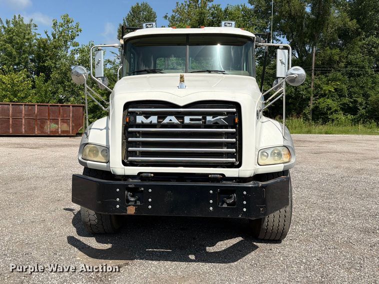 image for item FC3234 2018 Mack GU813 roll-off container truck