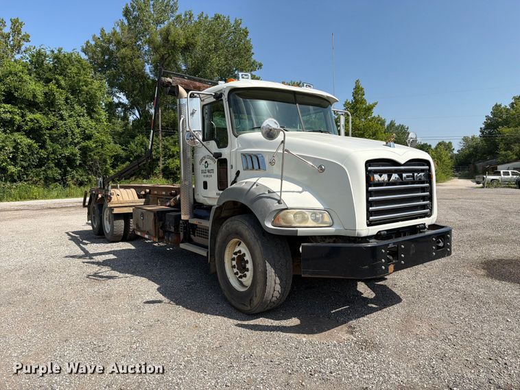 image for item FC3234 2018 Mack GU813 roll-off container truck