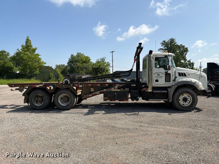 image for item FC3234 2018 Mack GU813 roll-off container truck
