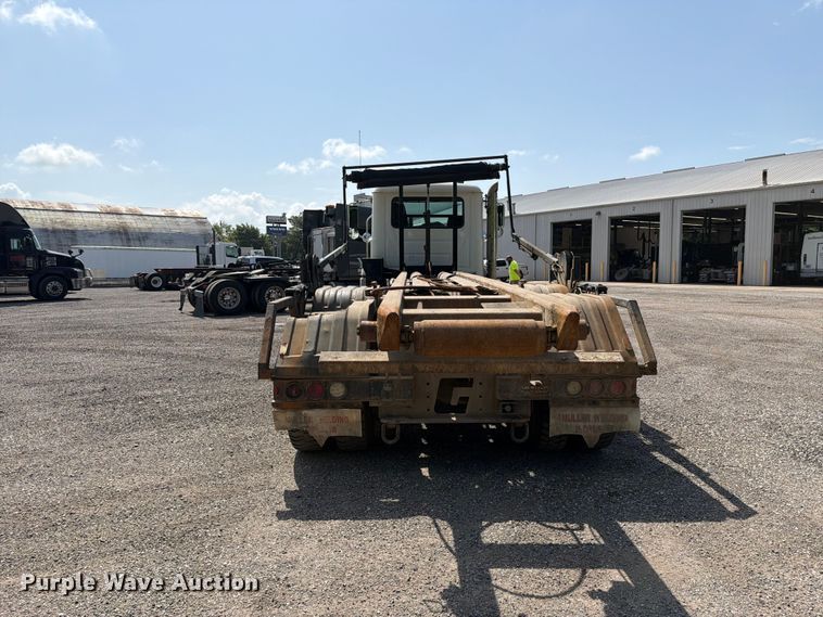 image for item FC3234 2018 Mack GU813 roll-off container truck