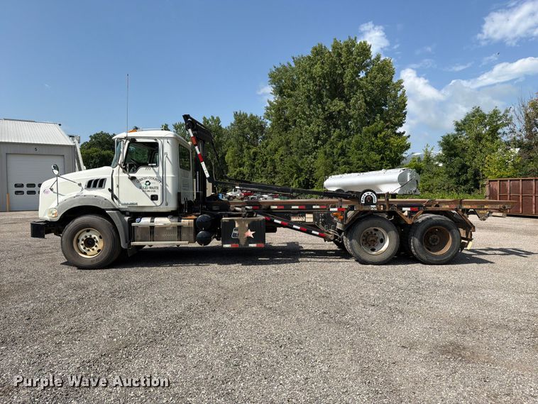 image for item FC3234 2018 Mack GU813 roll-off container truck