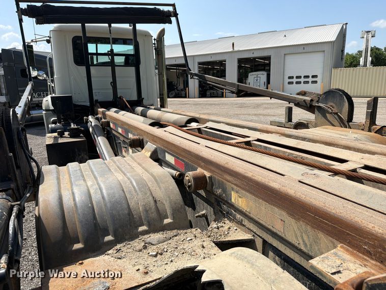 image for item FC3234 2018 Mack GU813 roll-off container truck