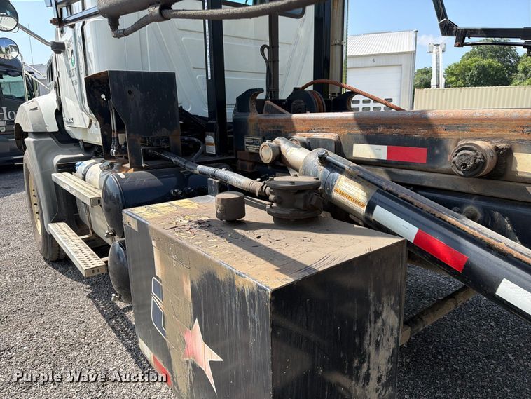 image for item FC3234 2018 Mack GU813 roll-off container truck