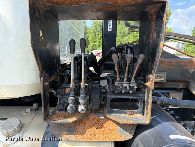 image for item FC3234 2018 Mack GU813 roll-off container truck