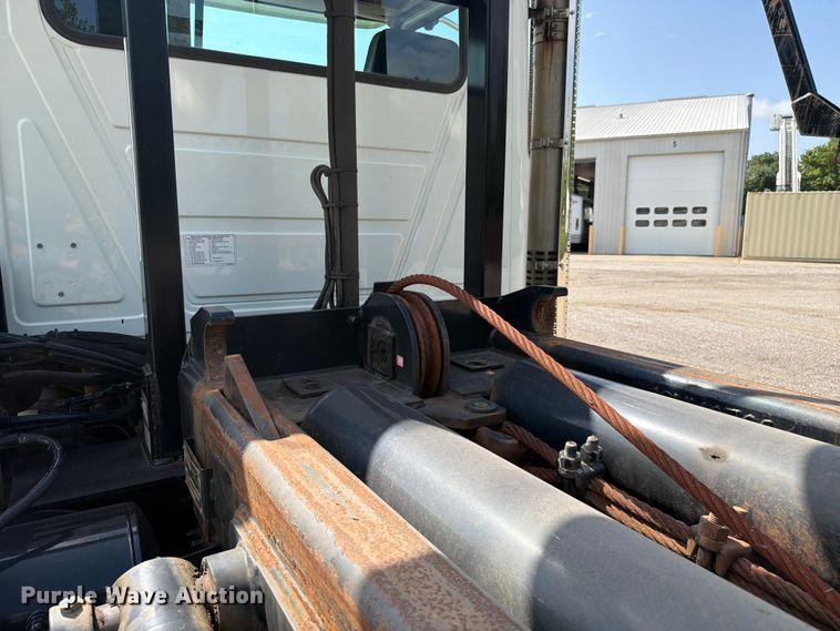 image for item FC3234 2018 Mack GU813 roll-off container truck