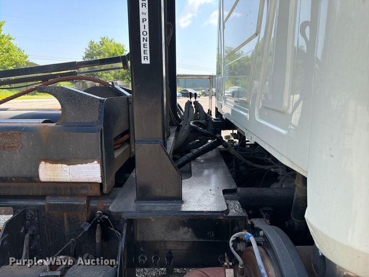 image for item FC3234 2018 Mack GU813 roll-off container truck