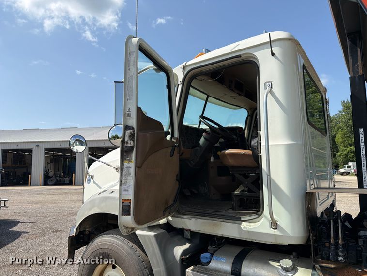 image for item FC3234 2018 Mack GU813 roll-off container truck