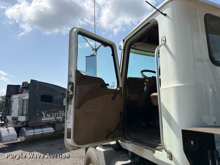 image for item FC3234 2018 Mack GU813 roll-off container truck