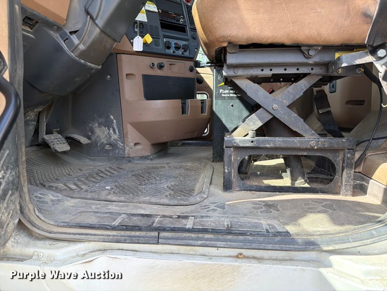 image for item FC3234 2018 Mack GU813 roll-off container truck