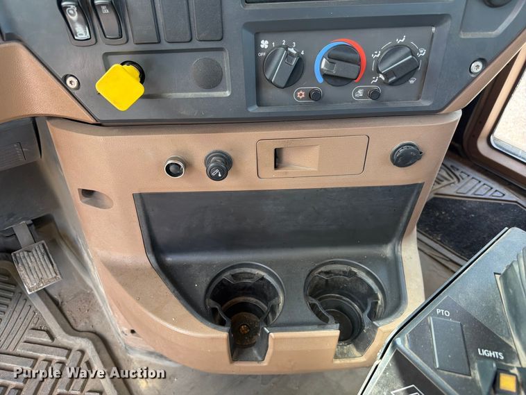 image for item FC3234 2018 Mack GU813 roll-off container truck