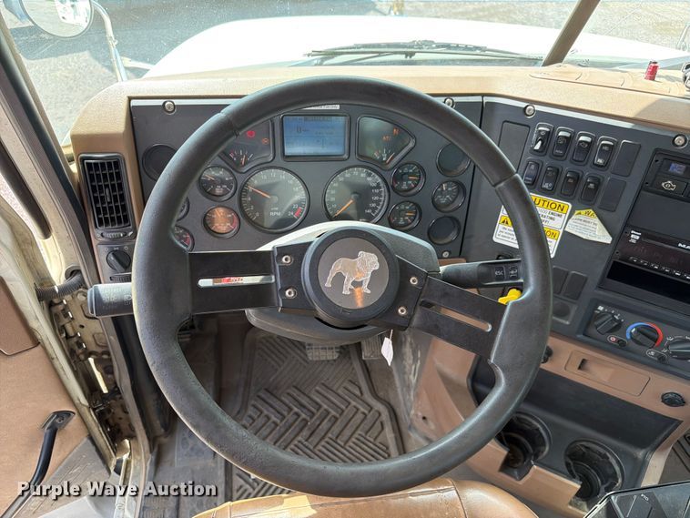 image for item FC3234 2018 Mack GU813 roll-off container truck