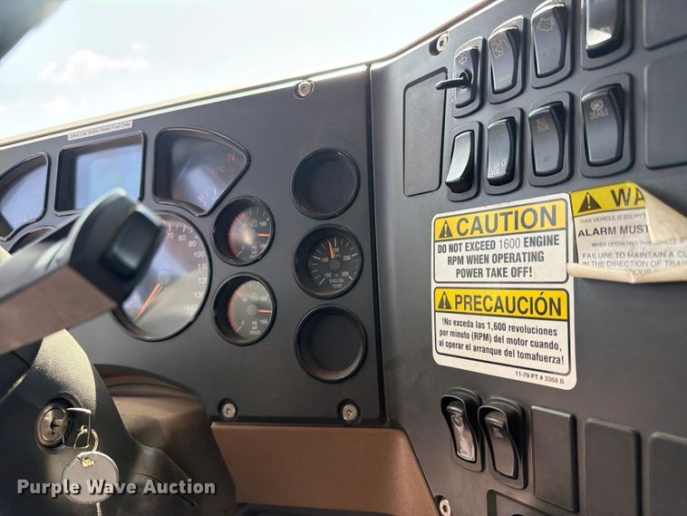 image for item FC3234 2018 Mack GU813 roll-off container truck